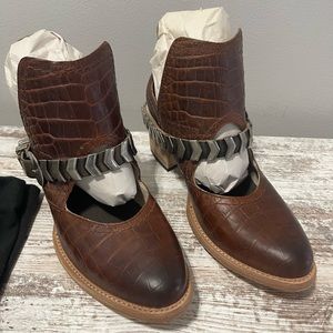 Freebird, Blade in Cognac Crocodile, size 8